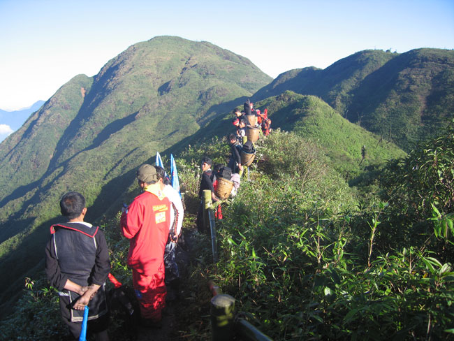 Foreigners-hiking-with-the-locals