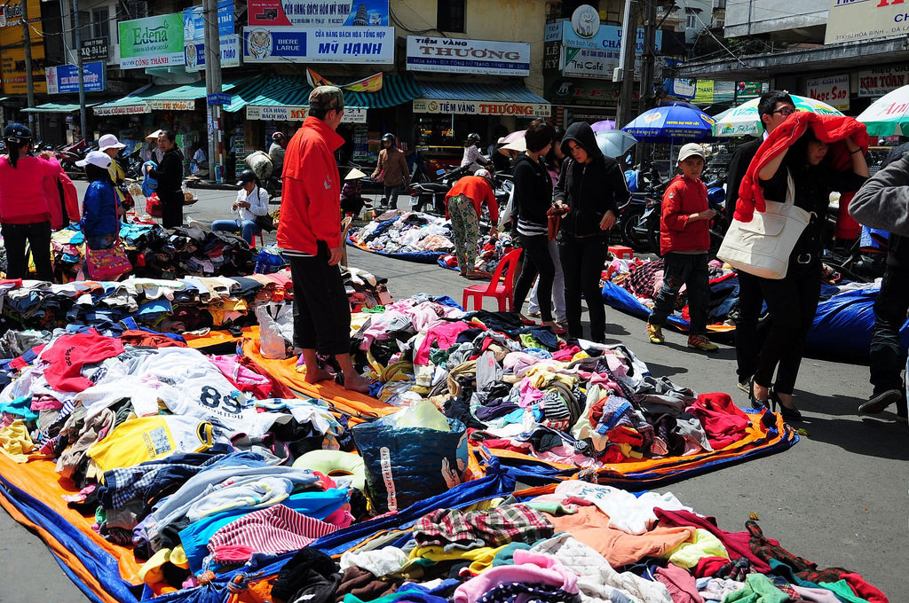 Da-Lat-secondhand-clothe-market