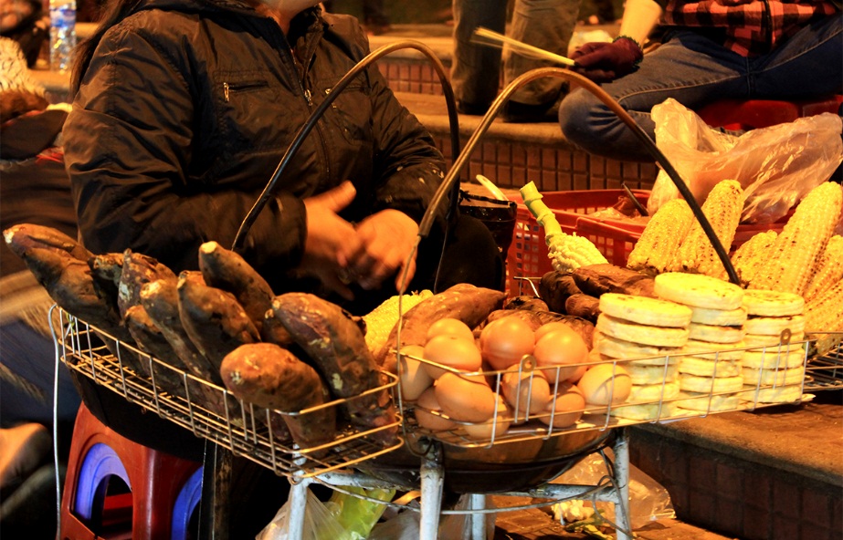 Night-street-food-in-Da-Lat